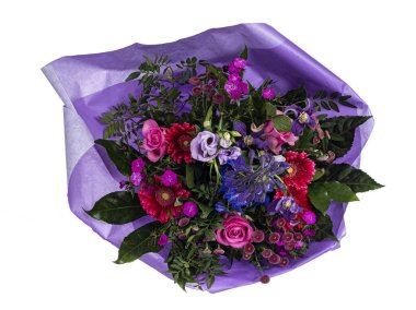 Mor kağıda sarılmış renkli parlak çiçeklerin üst görüntüsü. Beyaz arkaplanda izole.