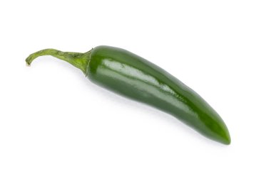 Taze yeşil biber biberi yiyeceğe baharatlı tat verir. Üst görünüm beyaz arkaplanda izole edildi.