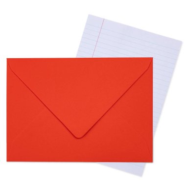 Kırmızı zarf beyaz arka planda, üzerinde bir kağıt parçası vardı. Üst görünüm.