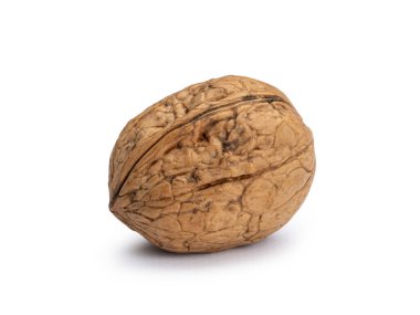 Kabuğu soyutlanmış tek bir organik ceviz. Beyaz arkaplanda izole.