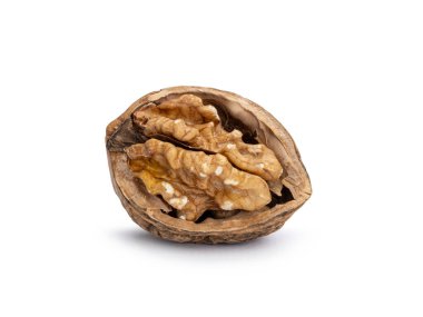 Çatlak ceviz, temiz beyaz bir arka planda izole edilmiş sağlıklı çekirdeğini ortaya çıkarıyor.