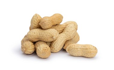 Yer fıstığı olarak da bilinen kabuklu fıstıklar küçük bir yığın oluşturuyorlar. Beyaz arkaplanda izole.