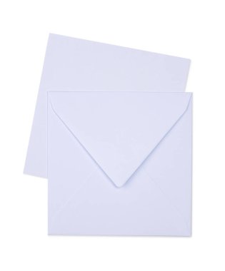 Boş beyaz kare zarf ve kağıt kart. Üst görünüm, beyaz arkaplanda izole edilmiş.