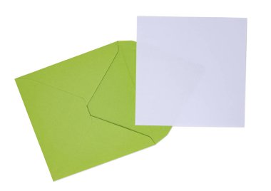 Davetiyeler ya da iletişim için yeşil zarf ve boş beyaz kağıt levha. Üst görünüm, beyaz arkaplanda izole edilmiş.