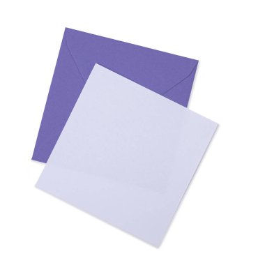 Davetiyeler ya da selamlar için üzerinde beyaz kart olan mor bir zarf. Üst görünüm, beyaz arkaplanda izole edilmiş.