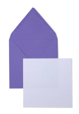 Özel metin için açık mor bir zarf ve beyaz bir kart. Üst görünüm, beyaz arkaplanda izole edilmiş.