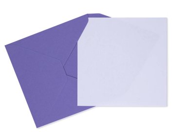 Mor davetiye zarfında beyaz kart var. Üst görünüm, beyaz arkaplanda izole edilmiş.
