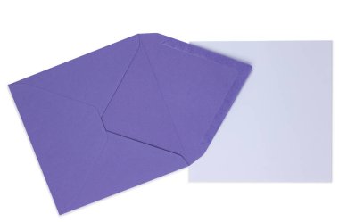 Üzerinde beyaz kart olan mor bir zarf. Davetiyeler ve yazışmalar için mükemmel. Üst görünüm, beyaz arkaplanda izole edilmiş.