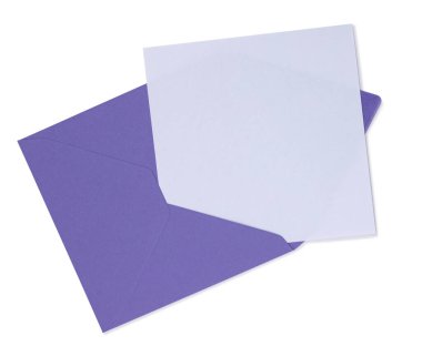 Mor posta zarfı açık, beyaz bir kart yerleştirilmiş, mesaj için hazır. Üst görünüm, beyaz arkaplanda izole edilmiş.