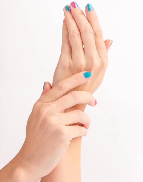 Mãos de mulher com nova manicura — Fotografia de Stock