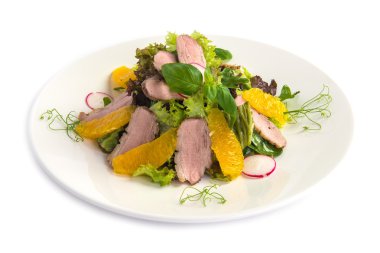 yeşil salata ile ördek fileto turuncu ve beyaz plaka üzerinde kırmızı turp