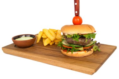 Sığır eti burger kızarmış patates ile ahşap plaka üzerinde