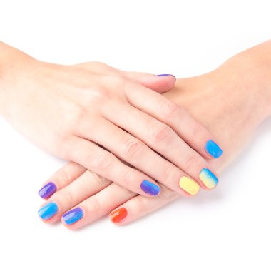 Kadın el ile parlak manikür