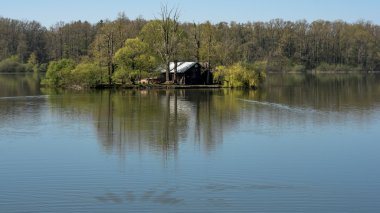 Adanın ortasında su birikintisi
