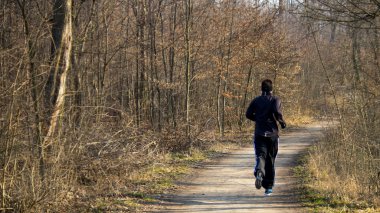 Orman yolu üzerinde Runner