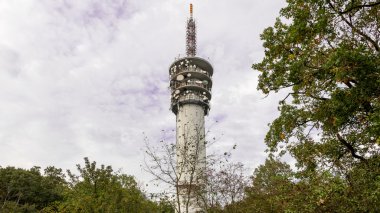 Ağaçlar ve çalılar arasında gizli şehir Tv ve radyo vericisi