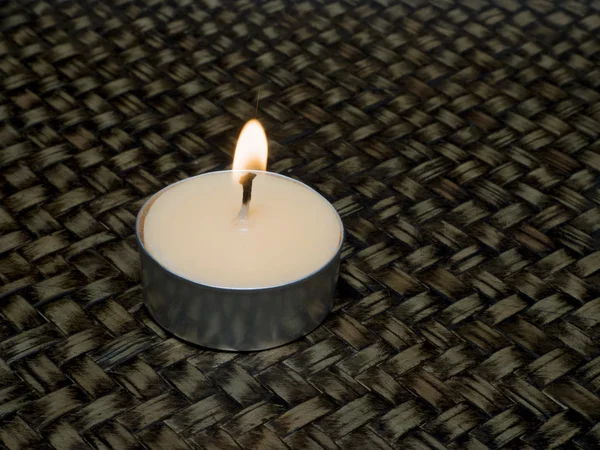 Luci di candela sul vassoio di maglia — Foto Stock