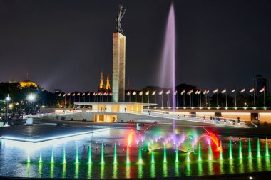 Renkli fıskiyeli Buffalo anıtının gece manzarası canlı şehir turizmi yaratıyor..