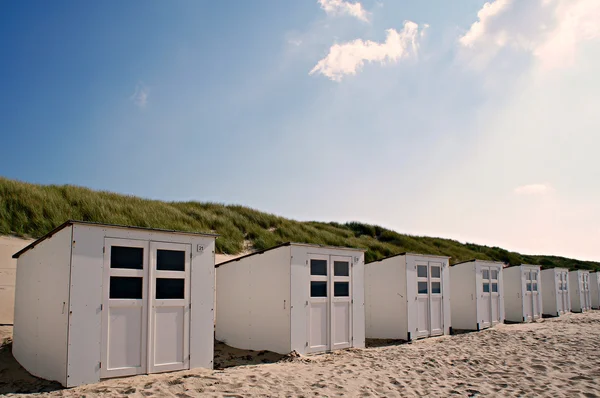Plaj tatil için beyaz plaj kabinleri — Stok fotoğraf