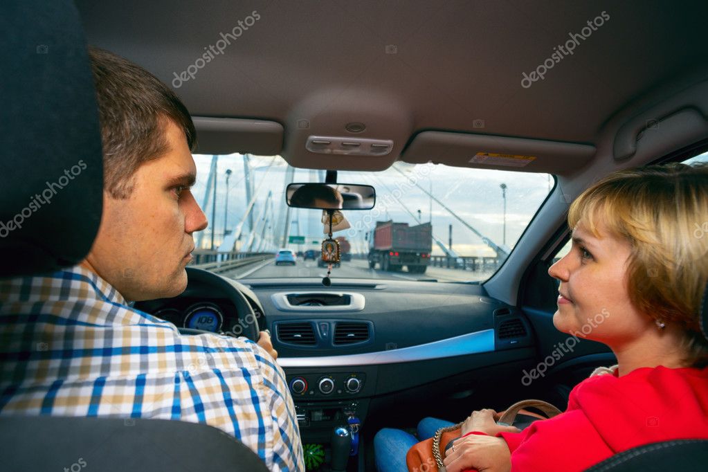 взрослые женщины в машине. парень и девушка на заднем сиденье. измена мужа. изменяет жене в салоне. измена мужа.