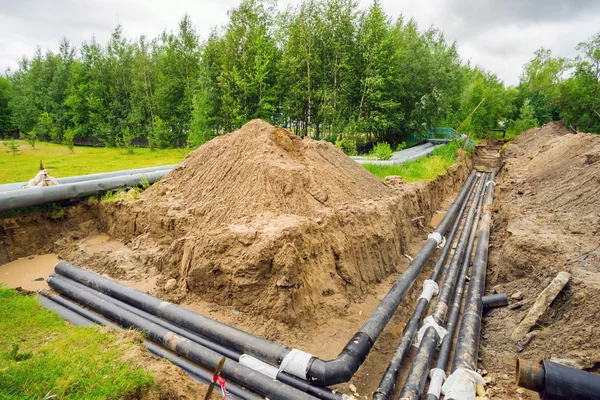 Nowe ogrzewanie rurociągu w glebę rowu na miasto. — Zdjęcie stockowe