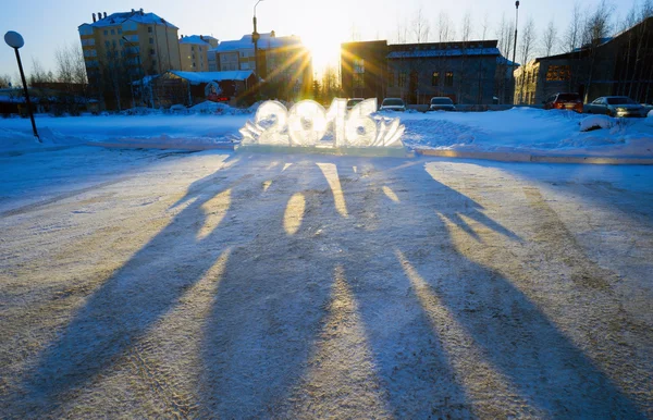 Eisfiguren 2016 mit langen Schatten von der untergehenden Sonne in der Stadt. — Stockfoto