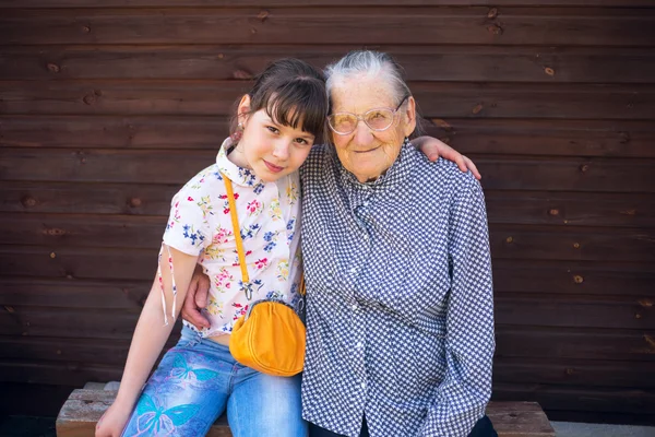 Urgroßmutter und Urenkelin Arm in Arm. — Stockfoto