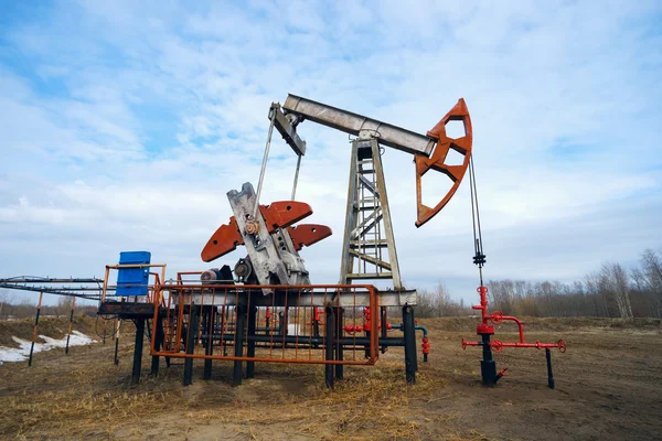 Pumpegyngestol på et oljefelt om våren . – stockfoto