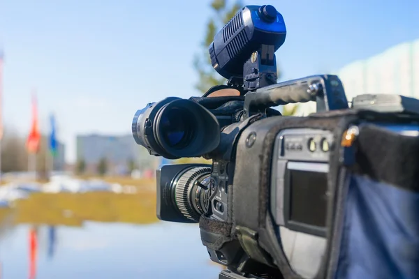 Jornalista câmera de televisão na rua da cidade . — Fotografia de Stock
