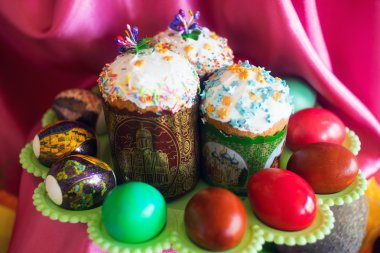 Paskalya kek ve bir tepside renkli yumurta.