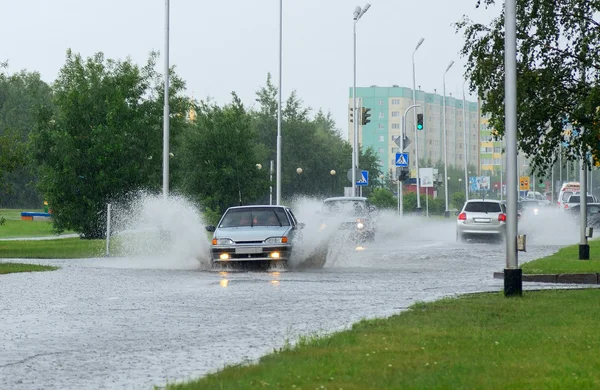 Автомобілі на затопленій вулиці в місті . — стокове фото