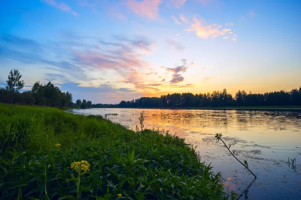 Göl günbatımı at üzerinde renkli bulutlar .