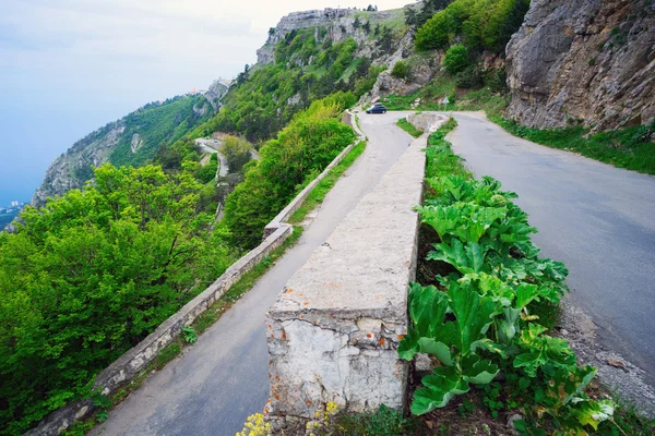 Strada tortuosa in montagna. — Foto Stock