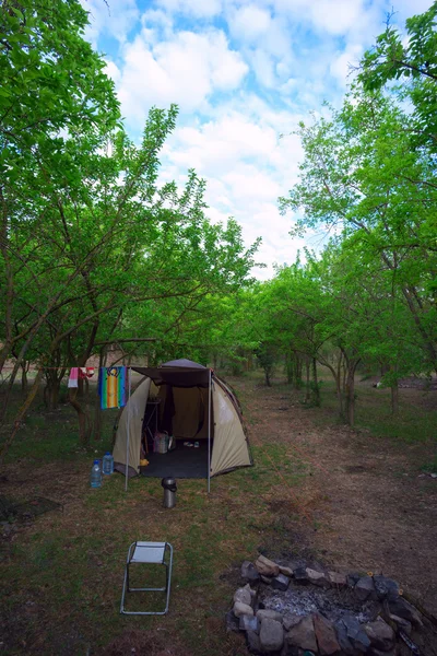 Gute Unterkunft mit Zelt und Feuerstelle . — Stockfoto