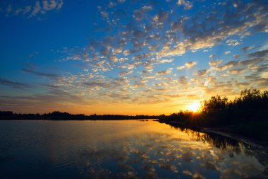 Akşam sunset bulvarında göl.