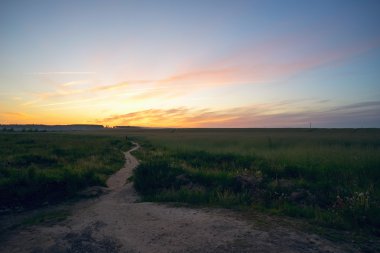 Gün batımında yaz manzara.