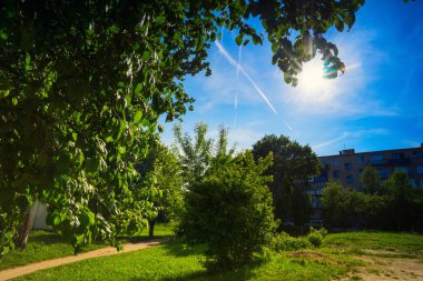 Evler ve uçaklar izlerini yukarıda mavi gökyüzü.