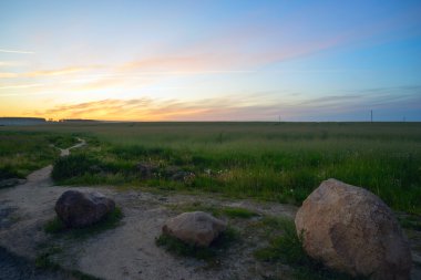 Alanın kenarında büyük kayalar yalan.