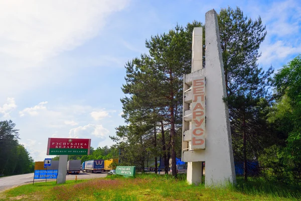 Estela de Belarús en la frontera con Rusia . — Foto de Stock