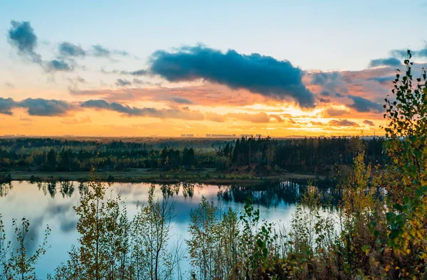 Осінній Пейзаж Красивими Хмарами Над Озером Під Час Заходу Сонця — стокове фото