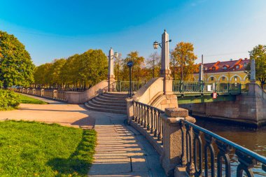 Griboyedov Kanalı üzerindeki Krasnogvardeysky Köprüsü. Saint-Petersburg