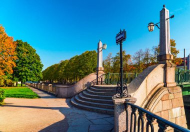 Griboyedov Kanalı üzerindeki Krasnogvardeysky Köprüsü. Saint-Petersburg