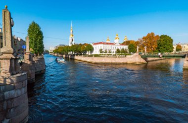 Griboyedov kanalı ve Kryukov kanalı, Krasnogvardeysky köprüsünün kesiştiği yerden St. Nicholas Katedrali 'nin manzarası. Saint-Petersburg..