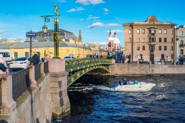 Saint-Petersburg 'da. Yüzen bir turist teknesi olan Fontanka Nehri. Panteleimon Köprüsü. Rusya