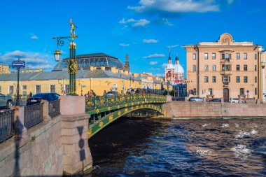 Saint Petersburg, Fontanka nehri üzerindeki Panteleimon köprüsü altın şekilli heykeller ve fenerlerle süslenmiştir.