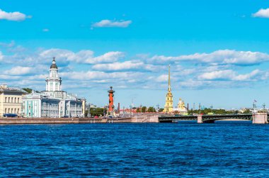 Aziz Petersburg. Kunstkamera, Rostral sütunu, Peter ve Paul kalesi, Neva nehri