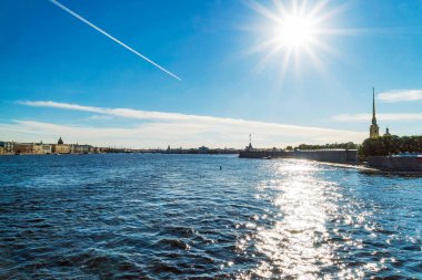 Üçlemeci köprüsünden Neva nehrinin manzarası. Saint Petersburg