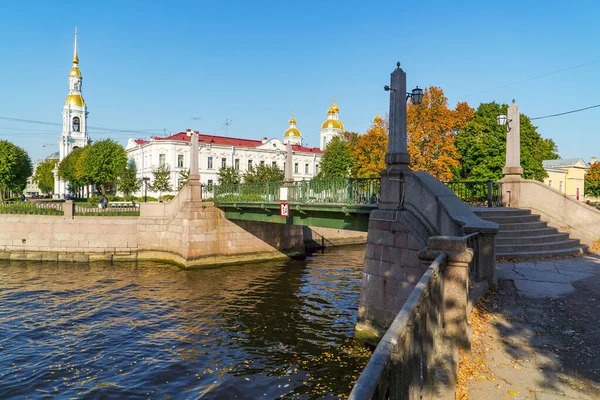 Aziz Niklas 'ın çan kulesi ve Deniz Katedrali, Griboyedov Kanalı üzerindeki Krasnogvardeysky köprüsü, Saint Petersburg