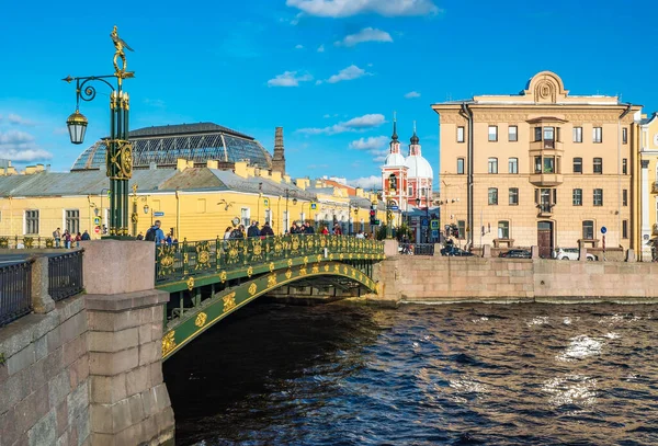 Saint Petersburg Fontanka Nehri Üzerindeki Panteleimon Köprüsü Altın Şekilli Heykeller — Stok fotoğraf