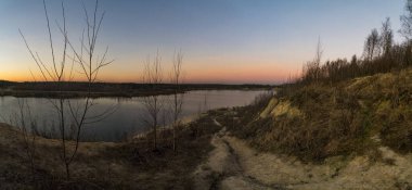 Göl kıyısında gün batımı. Sonbahar manzarası. Leningrad bölgesi.